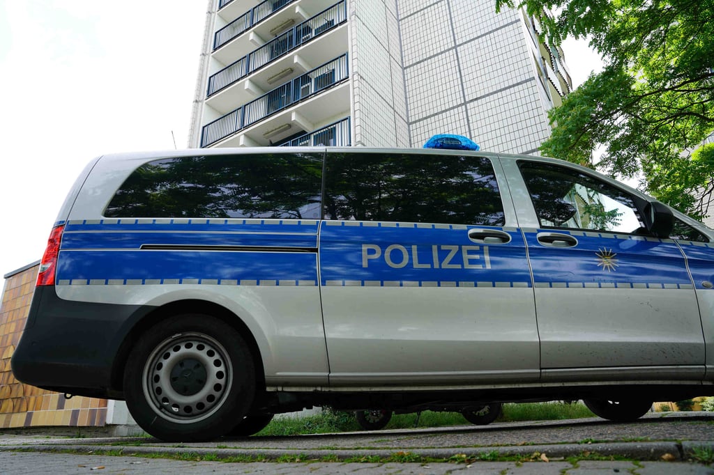 Einsatzkräfte der Polizei haben in einem Mehrfamilienhaus in Dresden eine Leiche entdeckt.