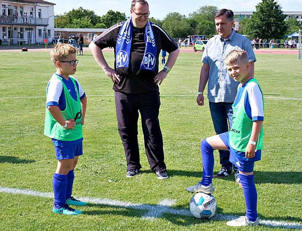 Ehrenanstoß von Bürgermeister Heiko Breithaupt und Landrat Thomas Balcerowski zum Halbzeit-Spiel der Blankenburger F-Junioren.