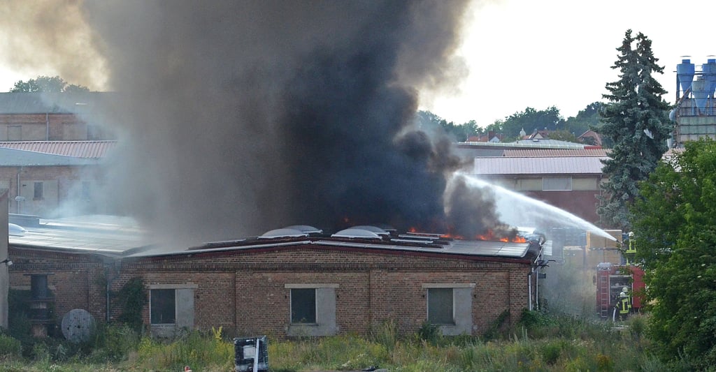 Die Solaranlage auf dem Dach dieser ehemaligen Fabrikhalle hat vermutlich am Sonnabend in der Zerbster Papenbreite einen Großbrand ausgelöst.