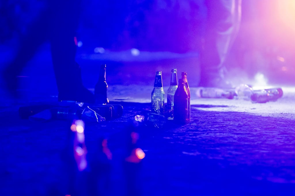 Flaschen liegen im Volkspark Hasenheide auf dem Boden, nachdem die Polizei im Sommer 2020 eine Menschenansammlung aufgelöst hat.