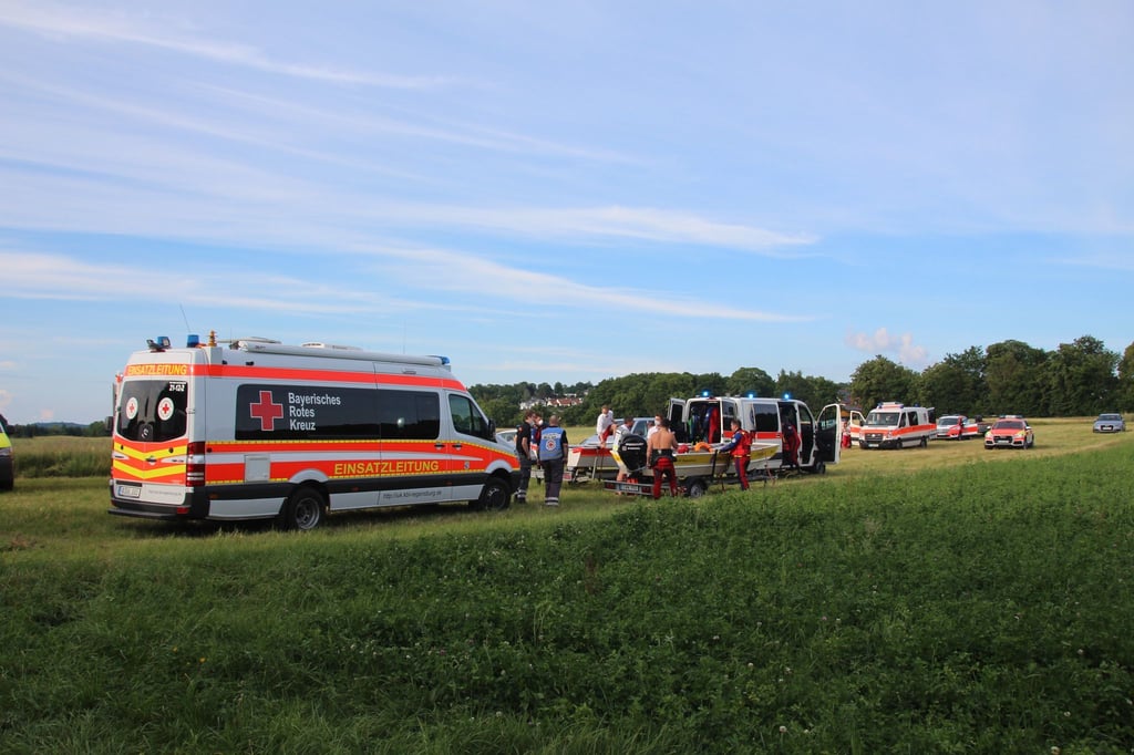 Rettungswagen nahe der Einsatzstelle am Ufer des Flusses Regen.