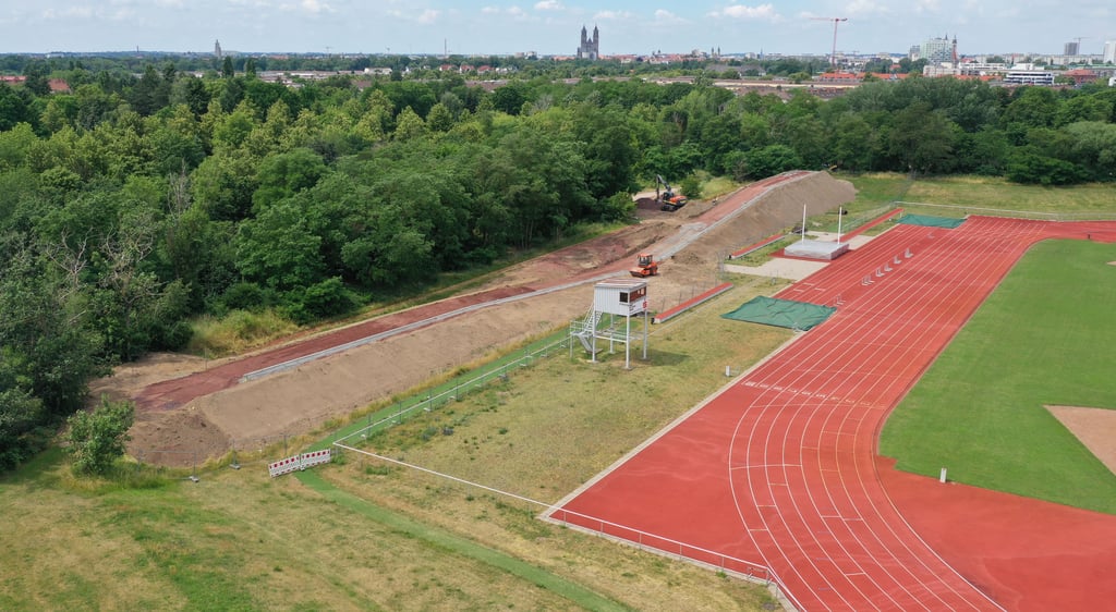 Am Magdeburger Leichtathletikzentrum entsteht derzeit eine Bob-Anschubbahn. Im September soll sie fertig sein. Auf ihr wollen sich unter anderem die Anschieber des Mitteldeutschen Sportclubs (MSC) Magdeburg für die Olympischen Winterspiele 2022 in Peking vorbereiten.