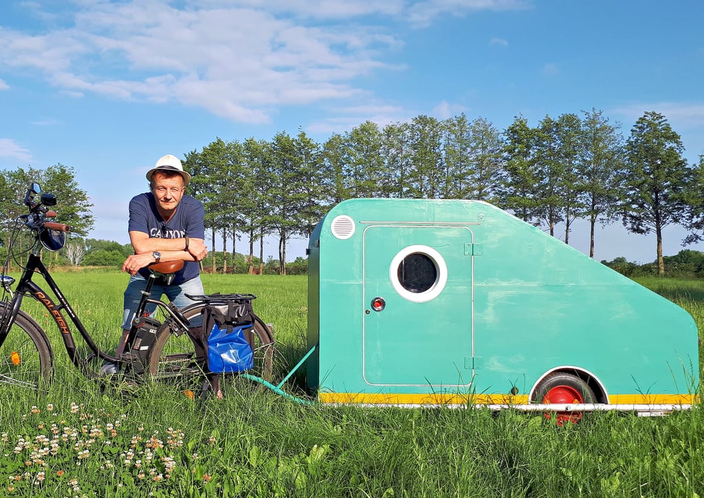Testfahrt entlang auf den Elbwiesen. Marco Düsterhöft ist zufrieden mit seinem Campinganhänger fürs Elektrofahrrad. Im August geht es nach Zeitz zum Erfahrungsaustausch der Fahrradcamper.
