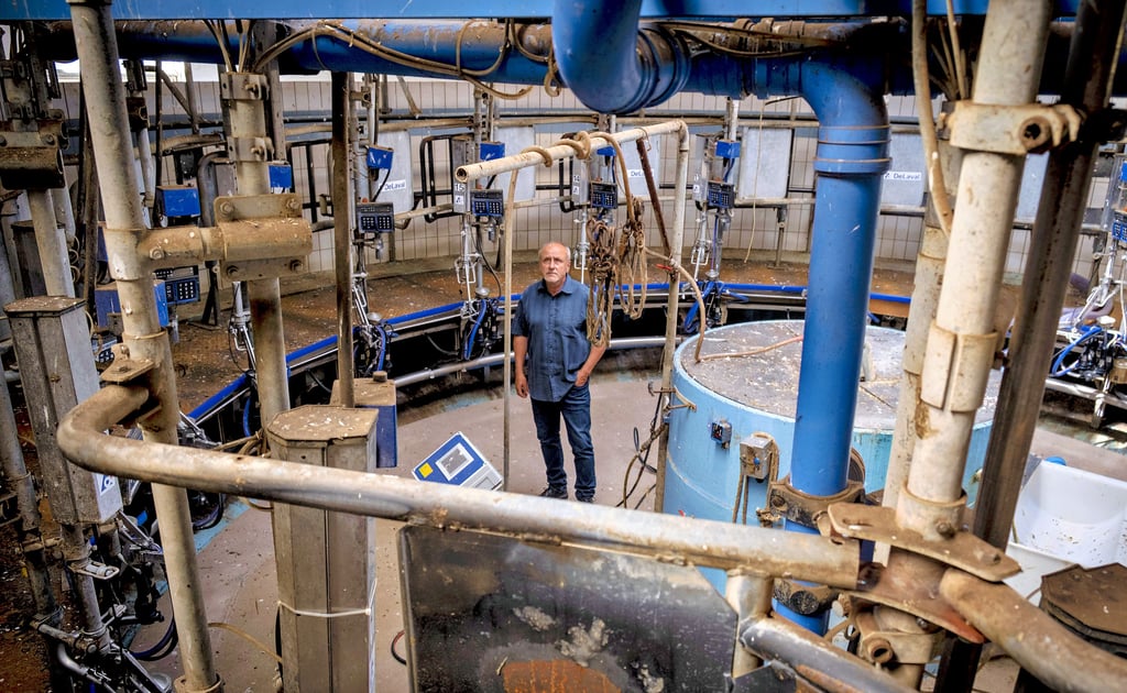 Landwirt Hans-Jürgen Windrisch steht im leeren Melkkarusell, in dem die Kühe die Milch gaben. Er sucht noch einen Käufer für die Anlage.