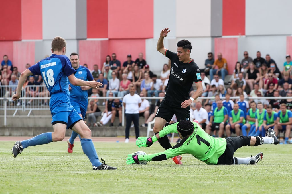 Raphael Obermair und der 1. FC Magdeburg feierten in Blankenburg einen standesgemäßen Sieg. BFV-Torwart Ben Hartmann hatte jede Menge zu tun.