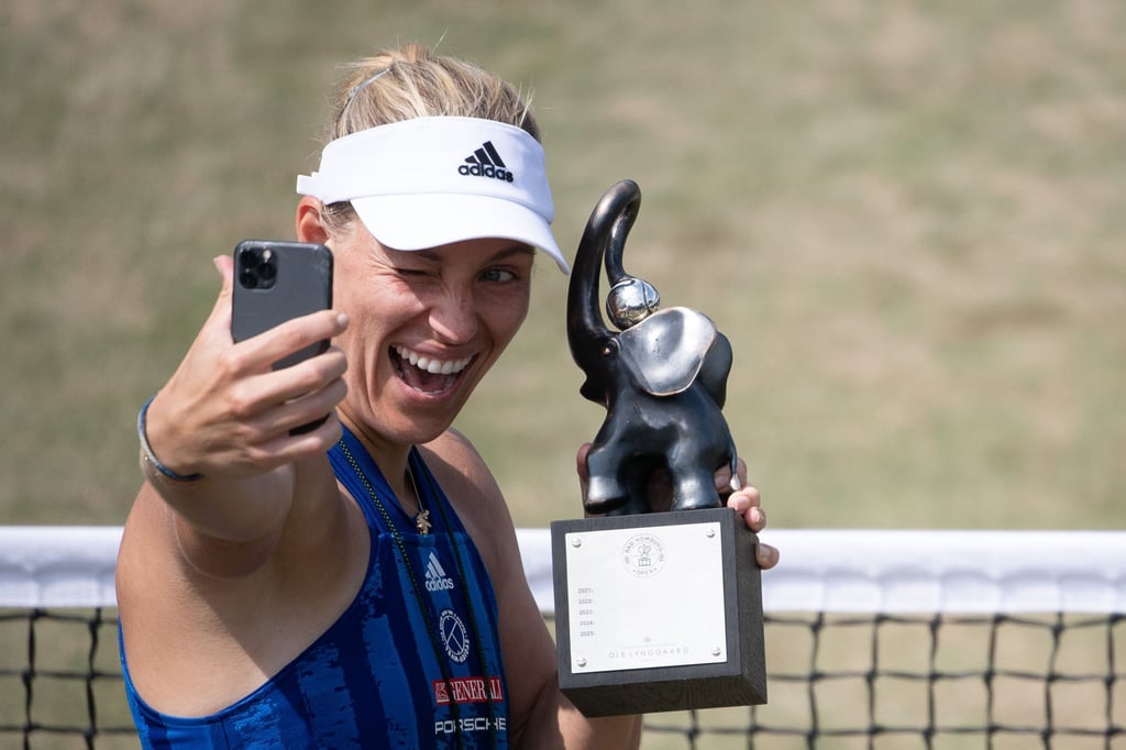Angelique Kerber macht nach ihrem Sieg in Bad Homburg ein Selfie mit dem Pokal des Turniers.