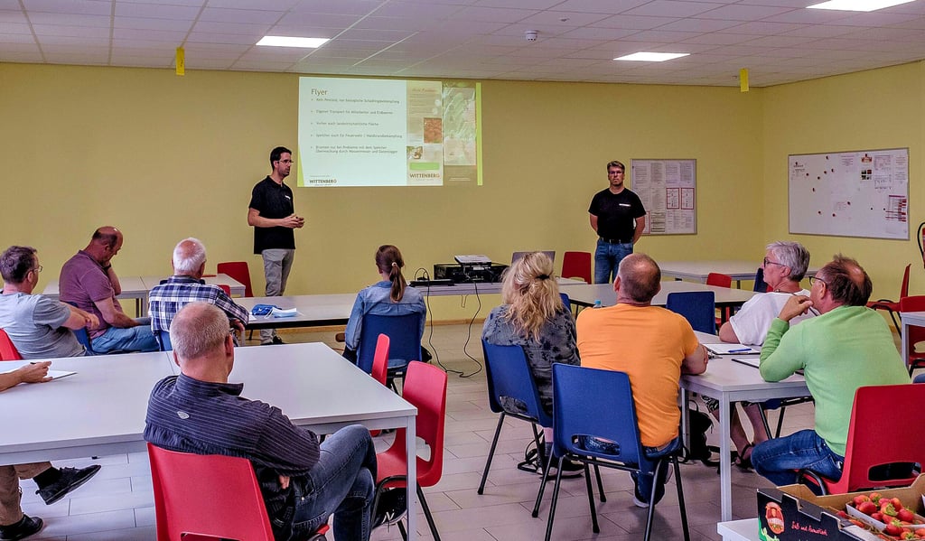Erdbeeren in großem Stil: Kevin van Ijperen (links) und Alexander Scholz stellen das Projekt Stadträten und Bürgerinitiative vor.