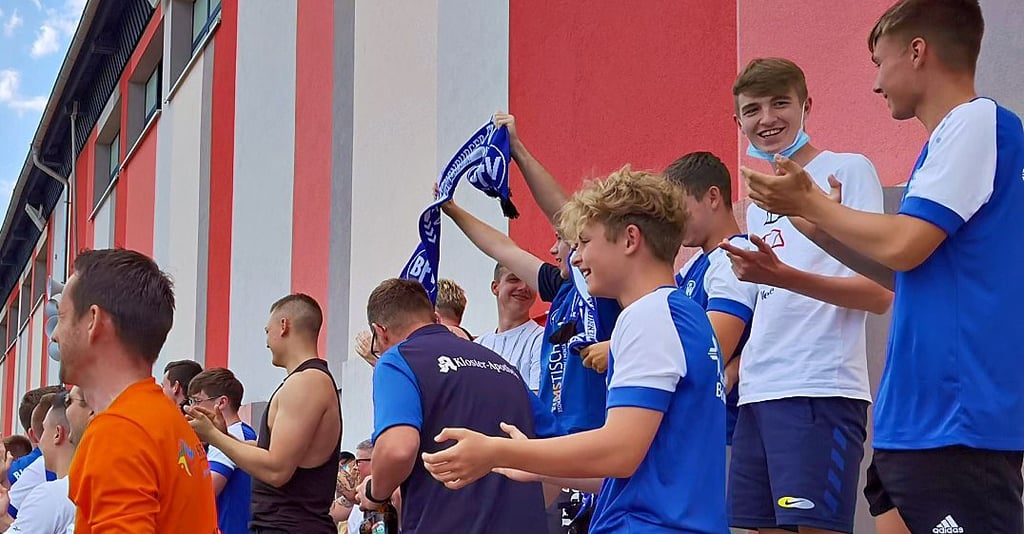Großer Jubel der Blankenburger Fans auf der Tribüne nach dem zwischenzeitlichen Ausgleich des BFV zum 1:1.