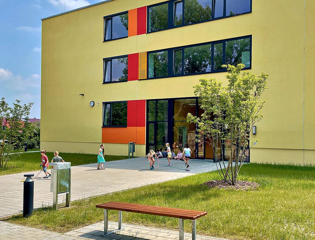 Bei den sommerlichen Temperaturen suchen die Kinder in der Grundschule Wegeleben in den Pausen ein schattiges Plätzchen.