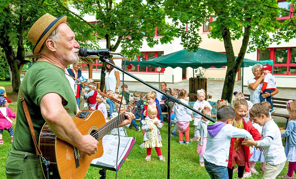 In der Kita „Am Holländer“ singt Künstler Holger Vandrich nach einem kleinen Umzug mit den Mädchen und Jungen das Kirschfestlied