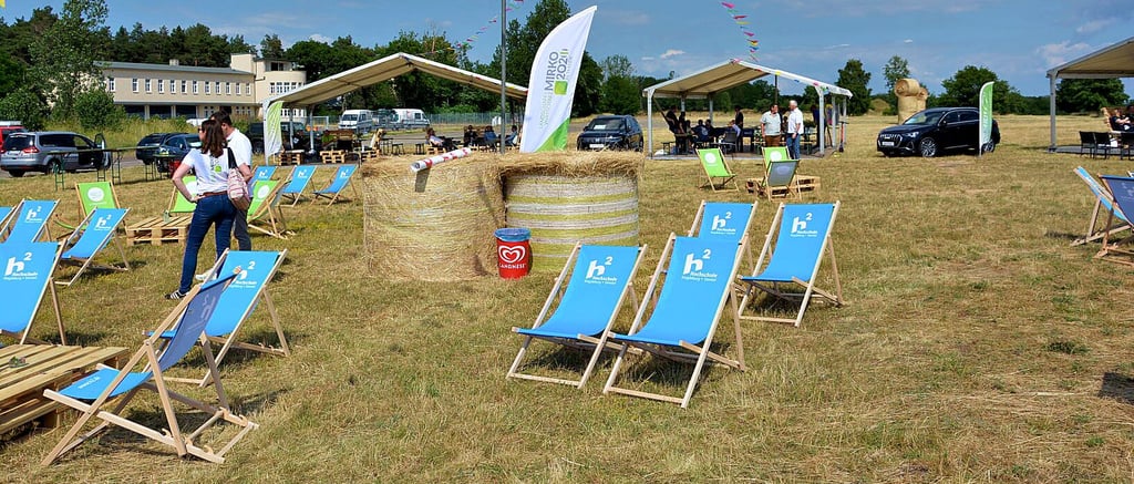 Um Abstand halten zu können, vor allem aber als Rahmen für einen zwanglosen Austausch, hatten die Gastgeber eine Festivalwiese hergerichtet.
