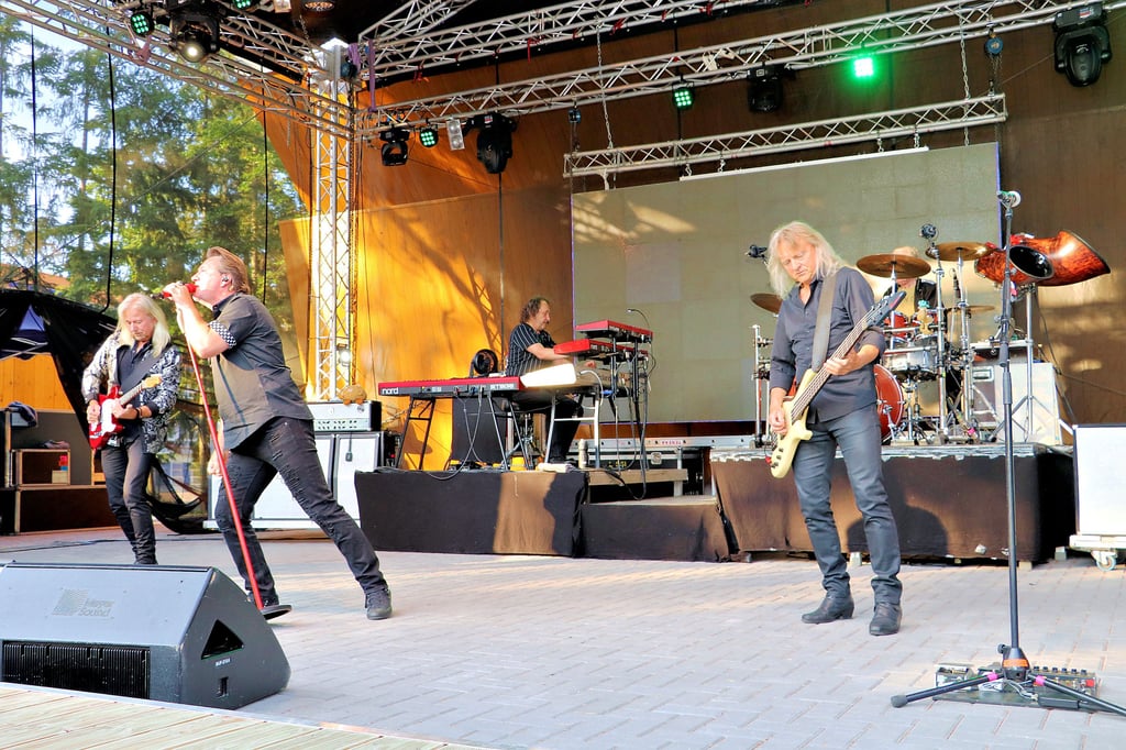 Sänger Claudius Dreilich, Bernd Römer (Gitarre, li.), Michael Schwandt (Schlagzeug), Christian Liebig (Bass, re.) und Martin Becker (Keyboard) heizten dem begeisterten Publikum an der Freilichtbühne Güsen ordentlich ein.
