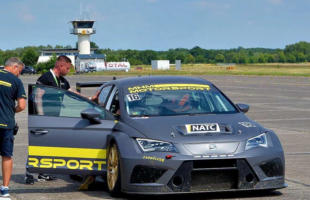 Adrenalinschub gewünscht? Den gab es im Renntaxi von MHM Motorsport, das über die Flugplatzpiste raste.