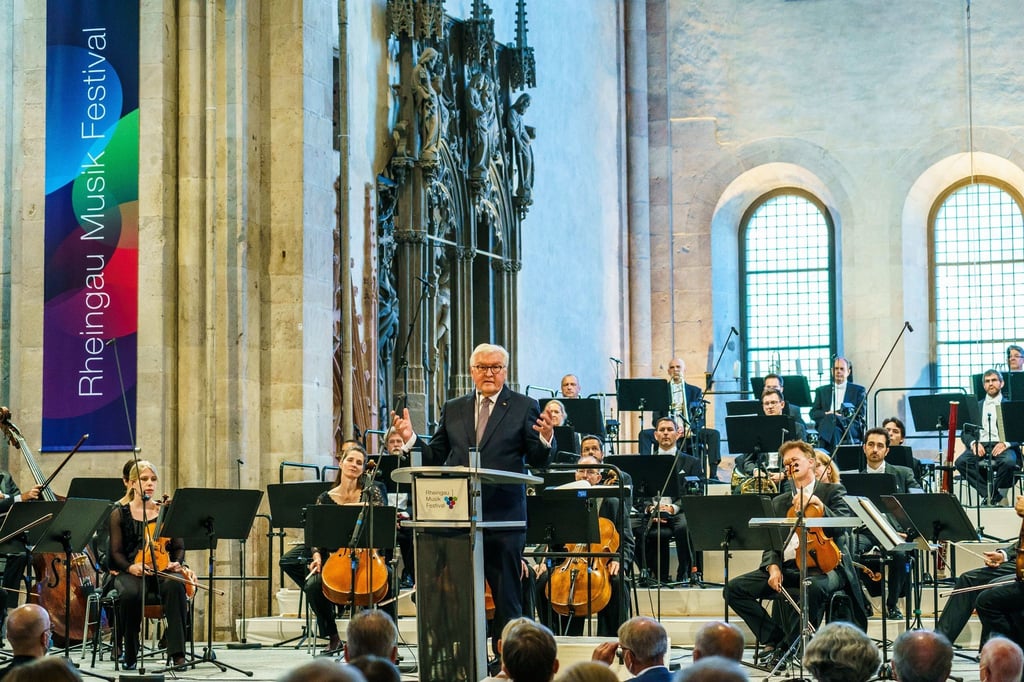 Bundespräsident Frank-Walter Steinmeier hält seine Eröffnungsrede in der Basilika von Kloster Eberbach.