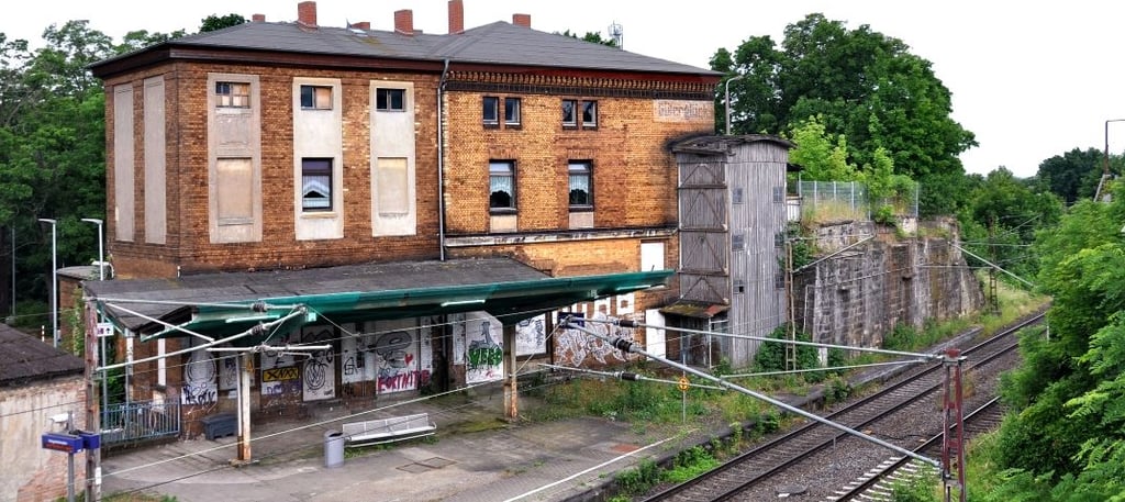 Beim Güterglücker Bahnhof handelt es sich um einen Turmbahnhof, der hier an einem einst wichtigen Kreuzungspunkt errichtet wurde. Momentan ist jedoch nur noch die Strecke Magdeburg – Leipzig in Betrieb. Stillgelegt ist die Strecke Berlin – Belzig, die Brücke samt Gleise vor Jahren abgerissen. Künftig will die Bahn zumindest die einstige Verbindung zwischen Barby und Güterglück wiederbeleben.
