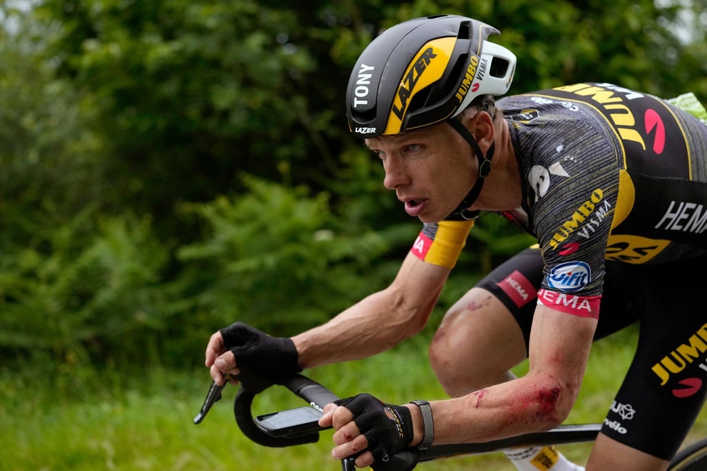 Tony Martin fährt mit Verletzungen am Arm und am Bein nach einem Sturz bei der 1. Etappe weiter.