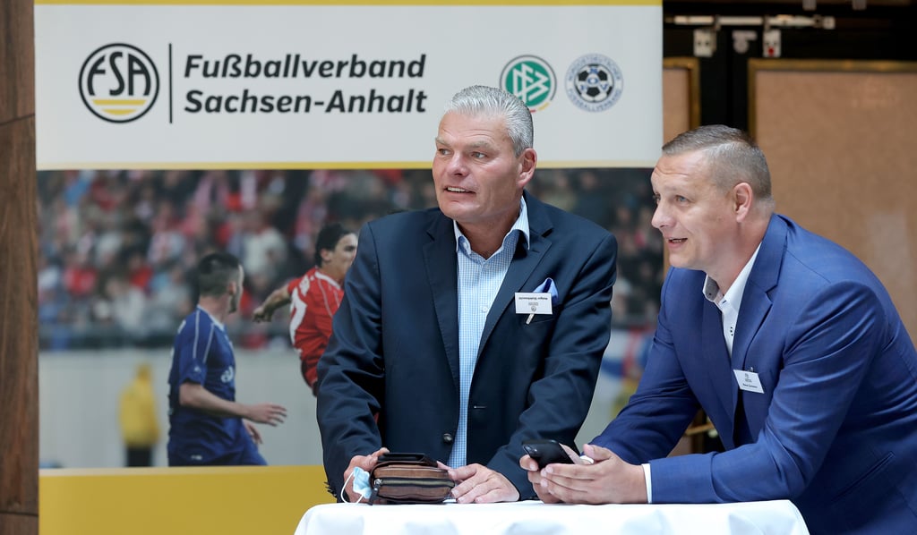 Holger Stahlknecht, ehemaliger Innenminister Sachsen-Anhalts, hier im Gespräch mit Rene Cunaeus, Vorstandsmitglied des SV Seehausen/Börde, ist neuer Präsident des FSA.