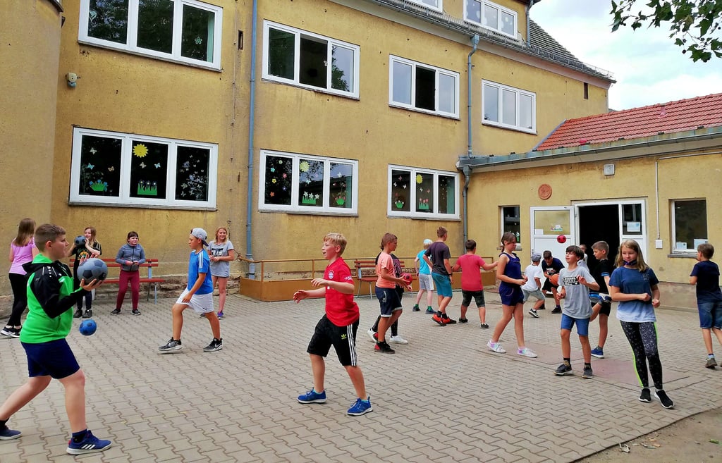 92 Mädchen und Jungen lernen aktuell in der Grundschule Rehmsdorf. Hier sind die Viertklässler auf dem Hof.