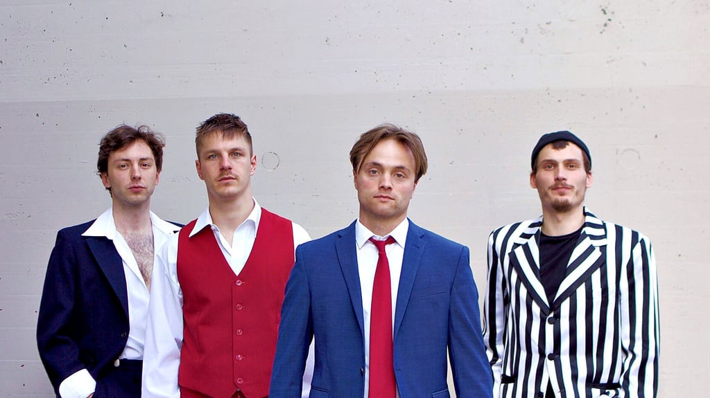 "Trostland" - das sind vier junge Schauspieler, die auch als Musiker auf der Bühne stehen.