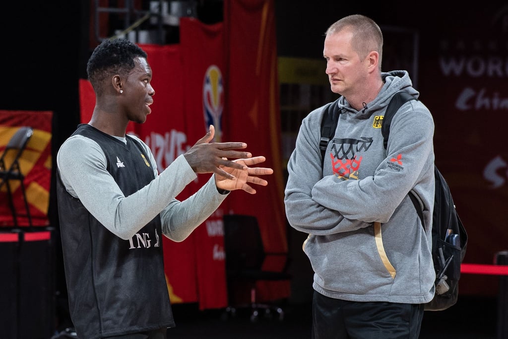 Auf NBA-Star Dennis Schröder (l) muss Basektball-Bundestrainer Henrik Rödl beim Quali-Turnier in Split verzichten.