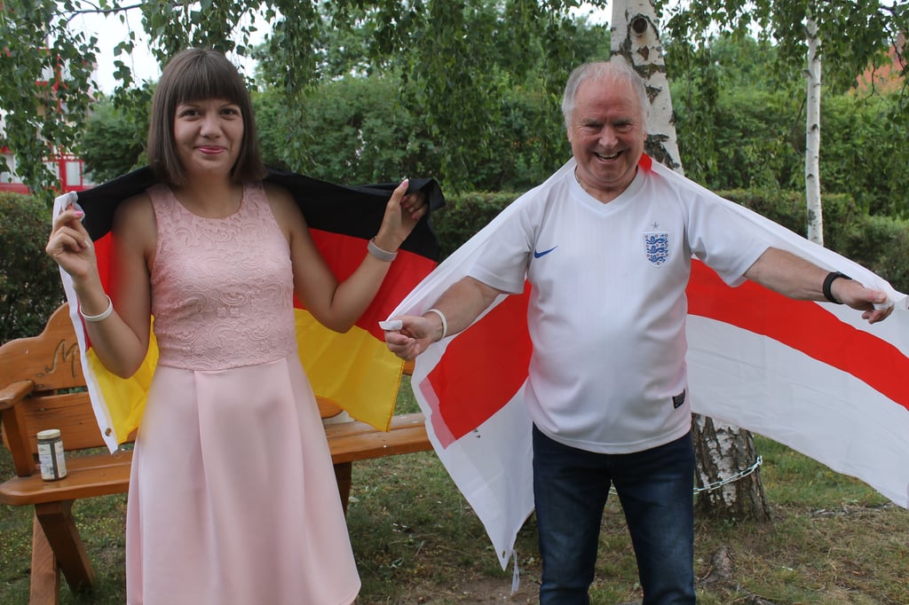 Jana Rieche und Ron Kelly werden gemeinsam das Spiel Deutschland gegen England verfolgen.