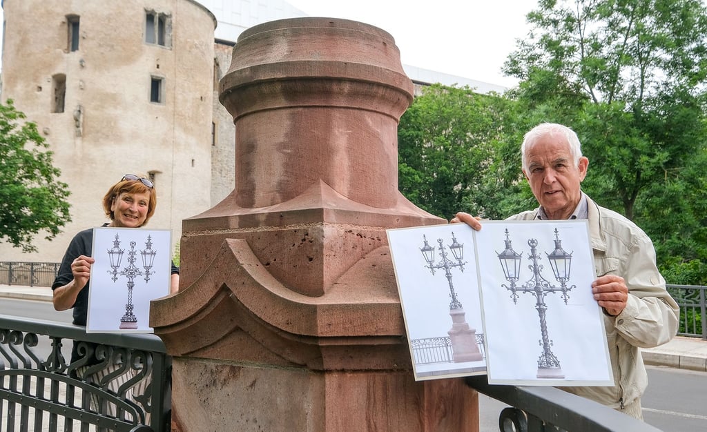 Christina Böttcher und Gotthard Voß sammeln Spenden für kunstvolle Lampen auf der Burgbrücke.