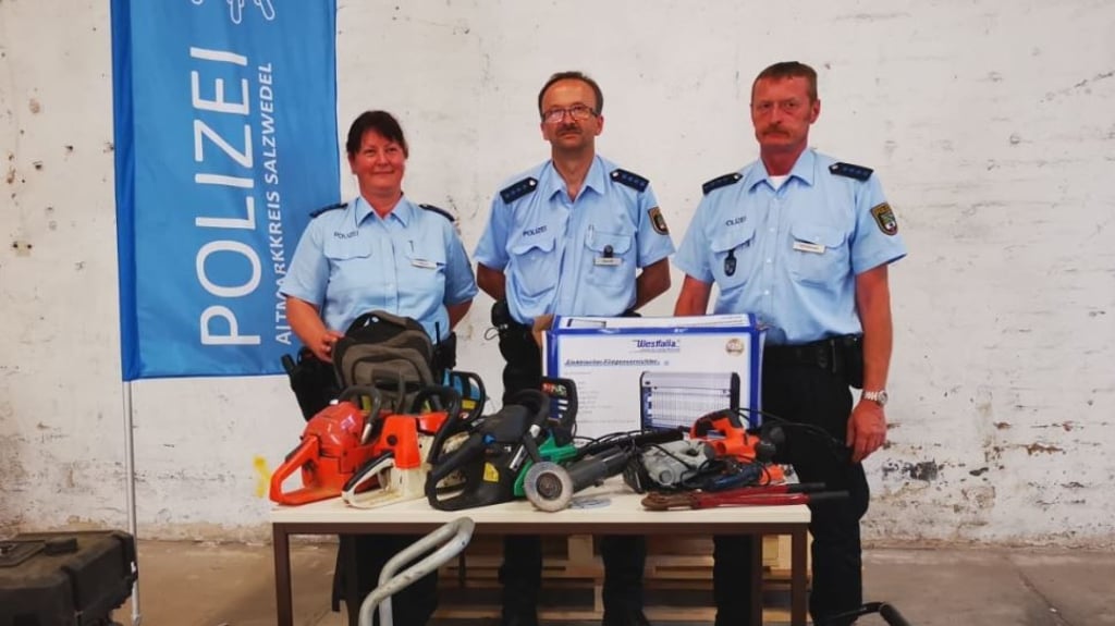 Polizeihauptmeisterin Angela Krause, Polizeihauptmeister Andreas Philipp und Polizeihauptmeister Uwe Fehrmann präsentieren das beschlagnahmte Diebesgut. Die Tatverdächtigen wurden schnell erwischt.