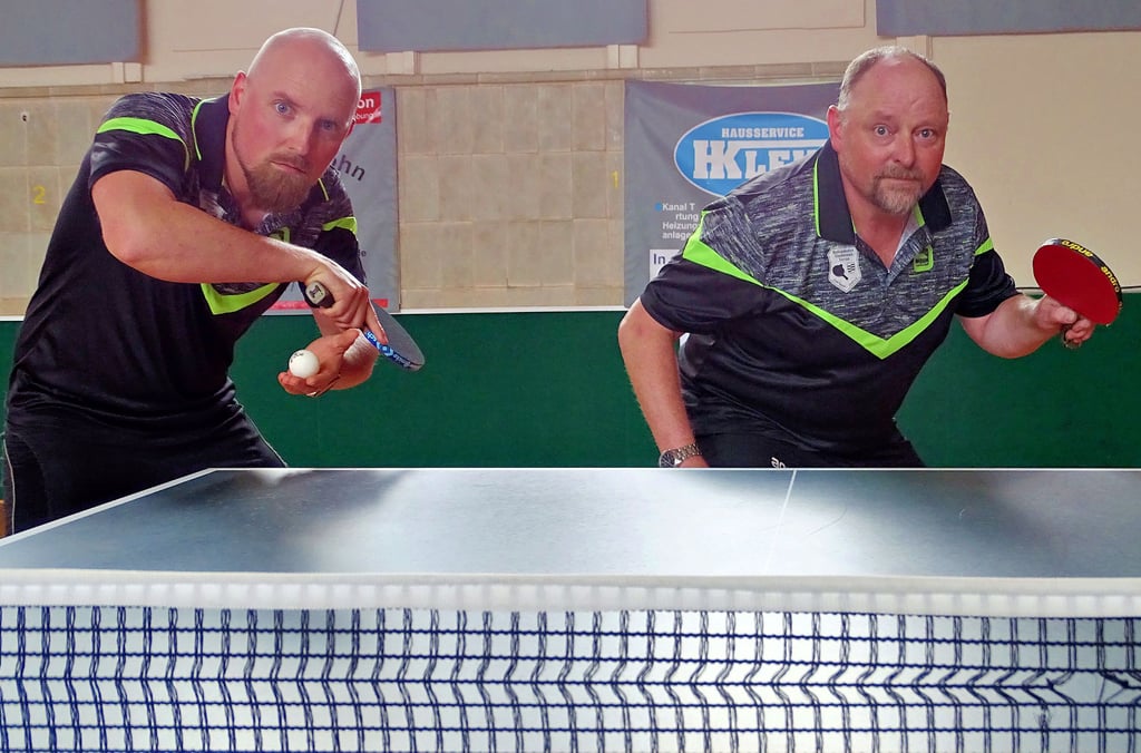 Matthias (links) und Vater Hartmut Klein spielen wieder zusammen Tischtennis in Ballenstedt.