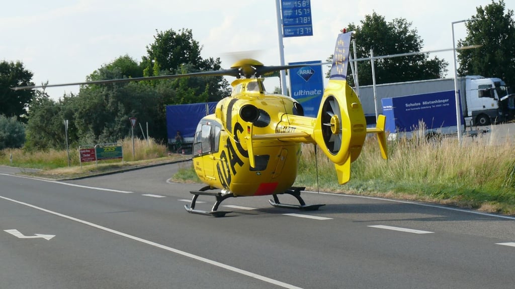Ein Rettungshubschrauber musste ein verletztes Kind (13) nach einem Motorradunfall auf der B189 in eine Magdeburger Klinik fliegen.
