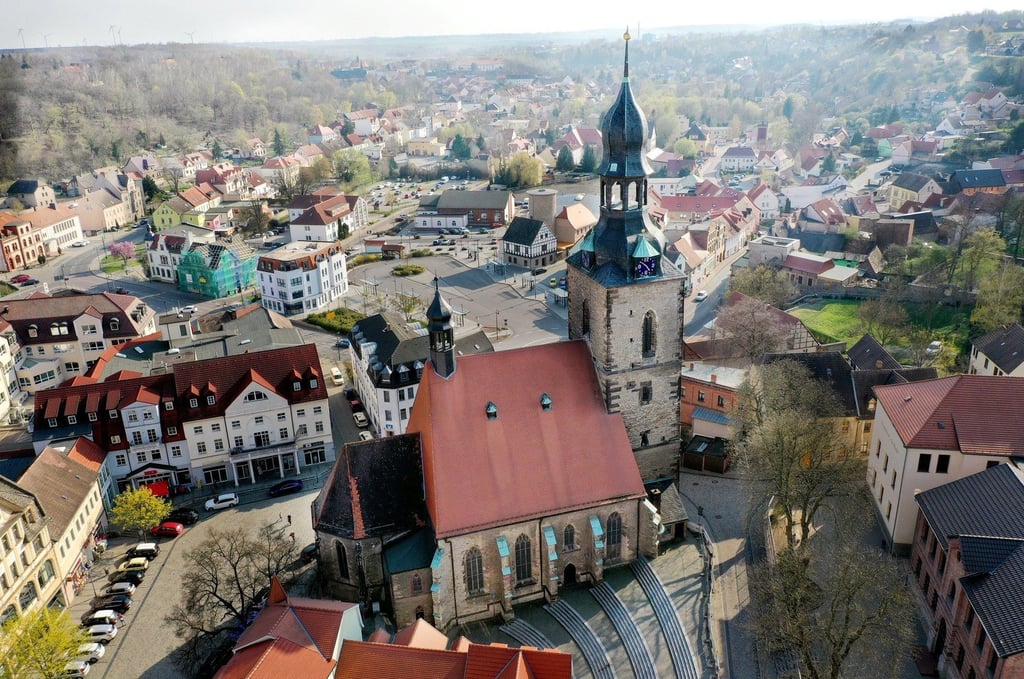 Luftaufnahme der Jakobikirche in Hettstedt
