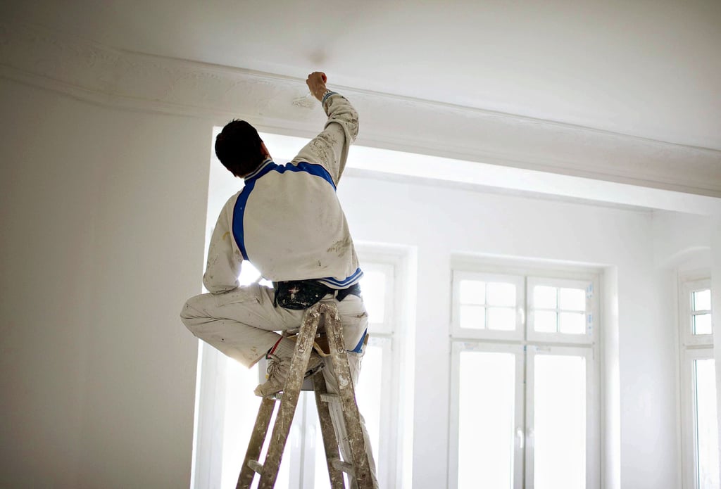 Eine Eigentumswohnung im Altbau muss nicht teuer sein. Kaufinteressierte sollten aber verschiedene Kriterien in ihre Überlegungen einbeziehen. Denn je älter das Haus, desto höher ist der Sanierungsbedarf. Wenn etwa Stuck im Spiel ist, spielt auch der Denkmalschutz eine Rolle.