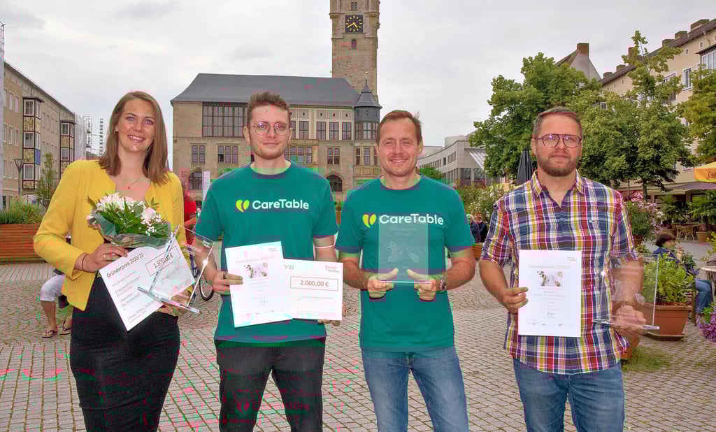 Der Gründerpreis 2020/21 ging an: Nora-Eilin Reinicke, Christoph Schneeweiß und Tobias Jecht sowie Arvid Brinkmann (v.l.).