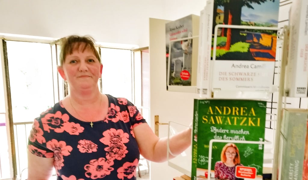 Diana Stober arbeitet ehrenamtlich in der Bibliothek in Tröglitz. Seit dieser Woche ist wieder normal geöffnet.