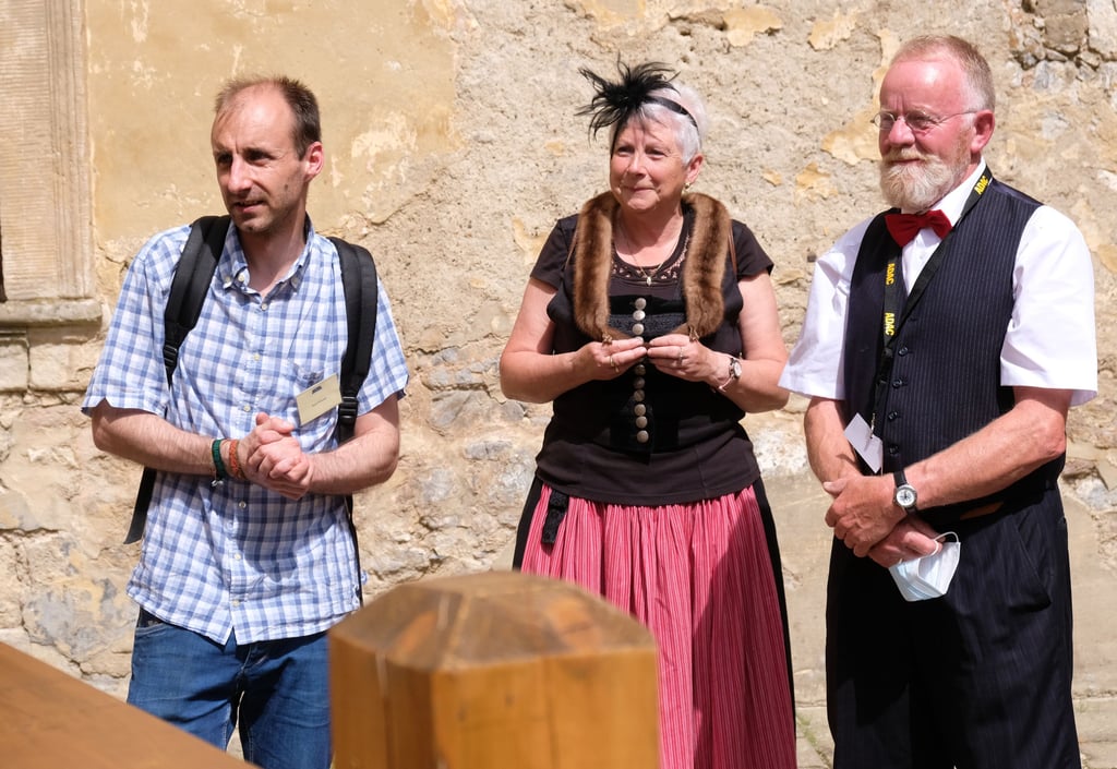Jens Grezes (links) führte die Opel-Freunde durchs Blankenburger Schloss: hier Christiane und Klaus-Dieter Mehmecke, den diesjährigen Organisator des Alt-Opel-Treffens.