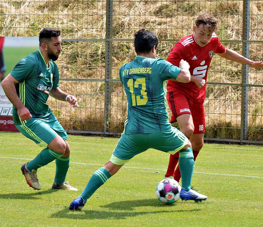 Lukas Breda (rechts), der einmal erfolgreich war, nimmt es hier mit zwei Gegenspielern auf.