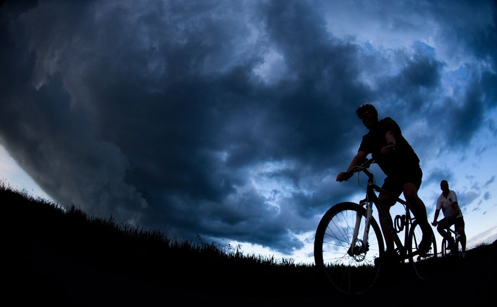 Schnell weg! Bei einem Gewitter muss man sich entweder in einem Gebäude in Sicherheit bringen - oder vom Rad absteigen und Schutz in einer Mulde suchen.