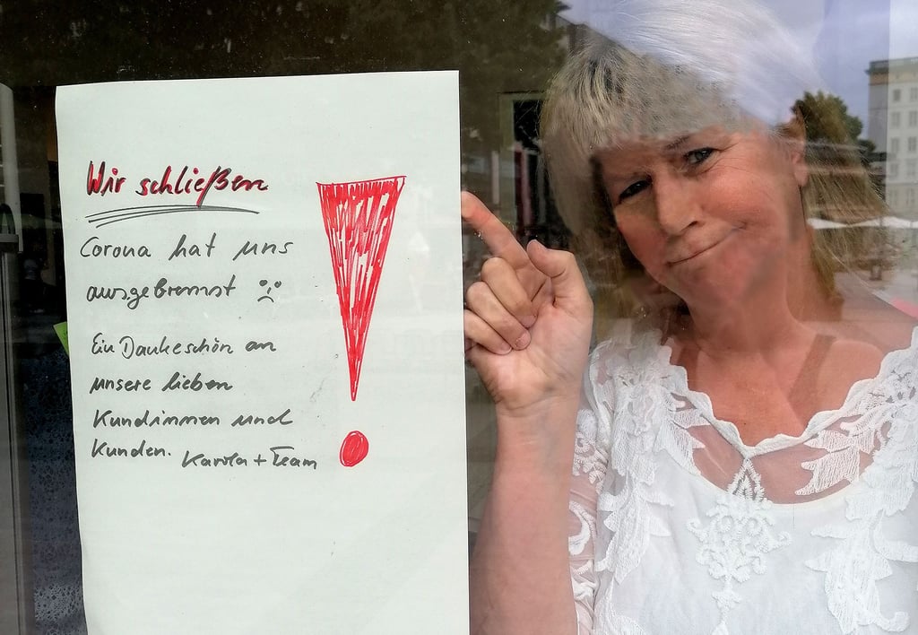 Karola Koj an der Scheibe ihres Geschäftes, das sie vor wenigen Tagen schließen musste. Trotzdem dankte sie den Kunden.