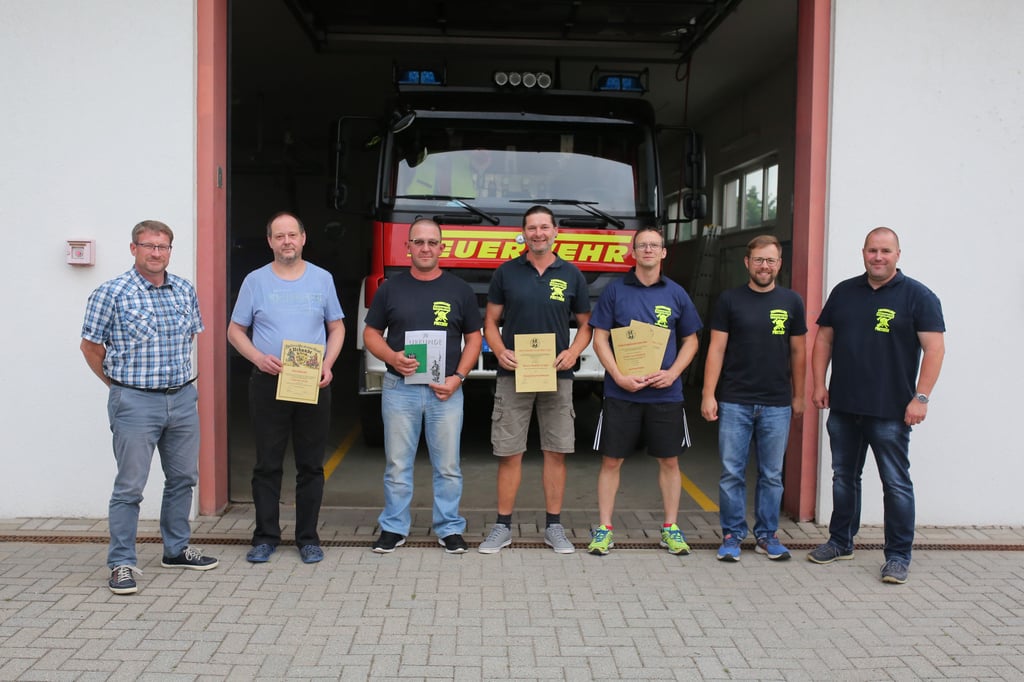 Jahresversammlung der Freiwilligen Feuerwehr Pretzien/Plötzky. von Links: Oberbürgermeister Bert Knoblauch, Christian Zickuhr, Sven Güllmeister, Marco Budtke-Krüger, Stephan van Steenkiste und die Wehrleiter Christian Ballerstedt (Stellvertreter) und Michael Vorwerk.