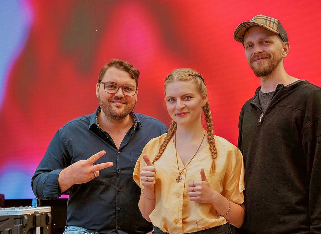 Das Team hinter der Coronakünstlerhilfe, bei der auch das Burg-Theater mitmacht: Benjamin Klein, Rebekka Antonia Eitel, Timm Markgraf. Sie hoffen auf gute Gebote.