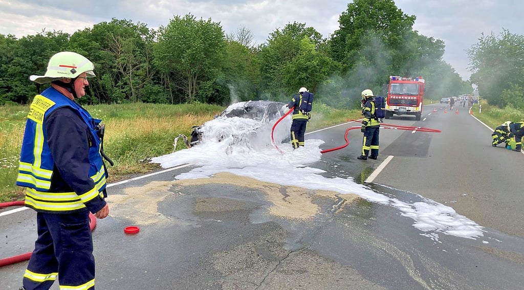 Feuerwehr löscht den Pkw-Brand