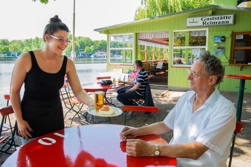 Ein Kunde wird in der Gaststätte Reimann an der Saale in Bernburg bedient.