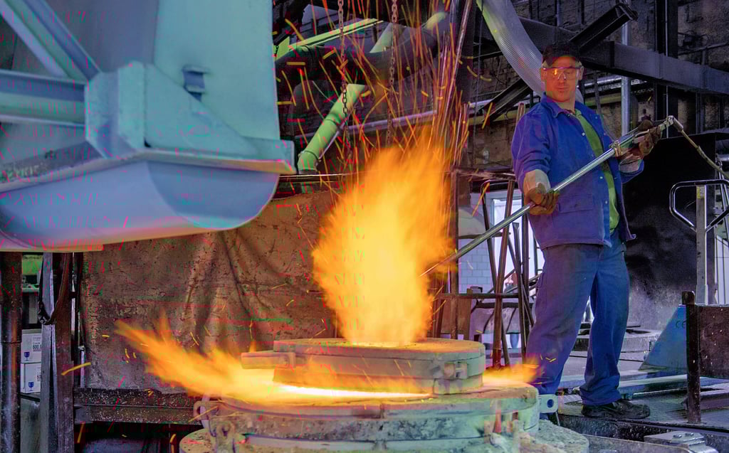 Ein Mitarbeiter des Sächsischen Metallwerkes in Freiberg misst die Temperatur am Schmelzofen mit der Legierung für den Glockenguss. Aus knapp 900 Kilogramm Bronze besteht der neue Klangkörper, dessen Durchmesser über einen Meter misst.