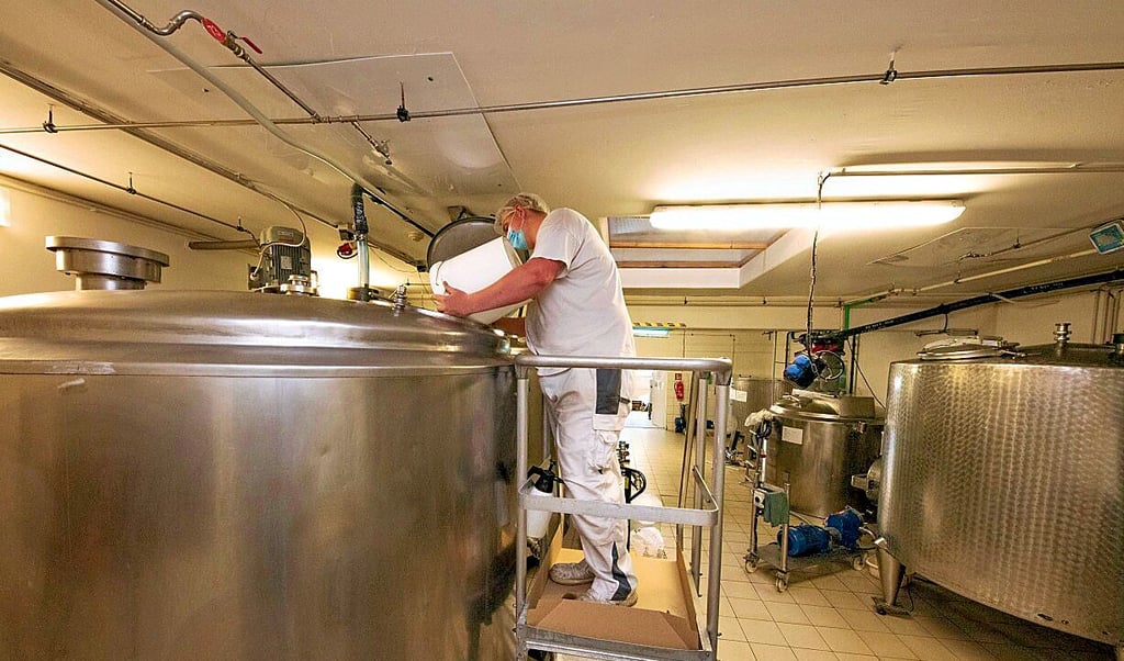 In riesigen Behältern werden Seifen und Shampoos angemischt.