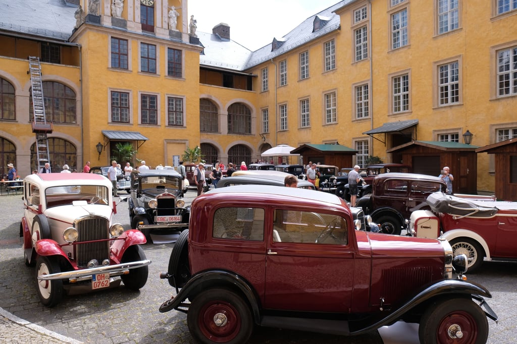 Oldtimer-Parade im Großen Schloss in Blankenburg am Samstagnachmittag. 22 Opel-Freunde aus ganz Deutschland präsentierten dort ihre historischen Fahrzeuge aus den 30er Jahren. Zuvor waren sie auf den Straßen im Harz unterwegs.