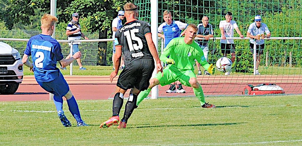 Und das war der zweite Streich: „Gastspieler" Eric Weinhauer (links) ist seinem Gegenspieler Henry Rorig entwischt und versenkt das Leder zum vielumjubelten zweiten Blankenburger Treffer.