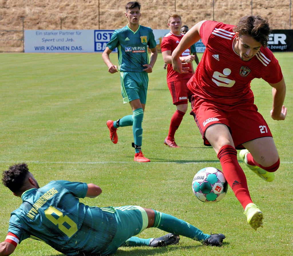 Angelos Ntais (rechts) brachte nochmal Schwung in das Spiel von Lok Stendal.