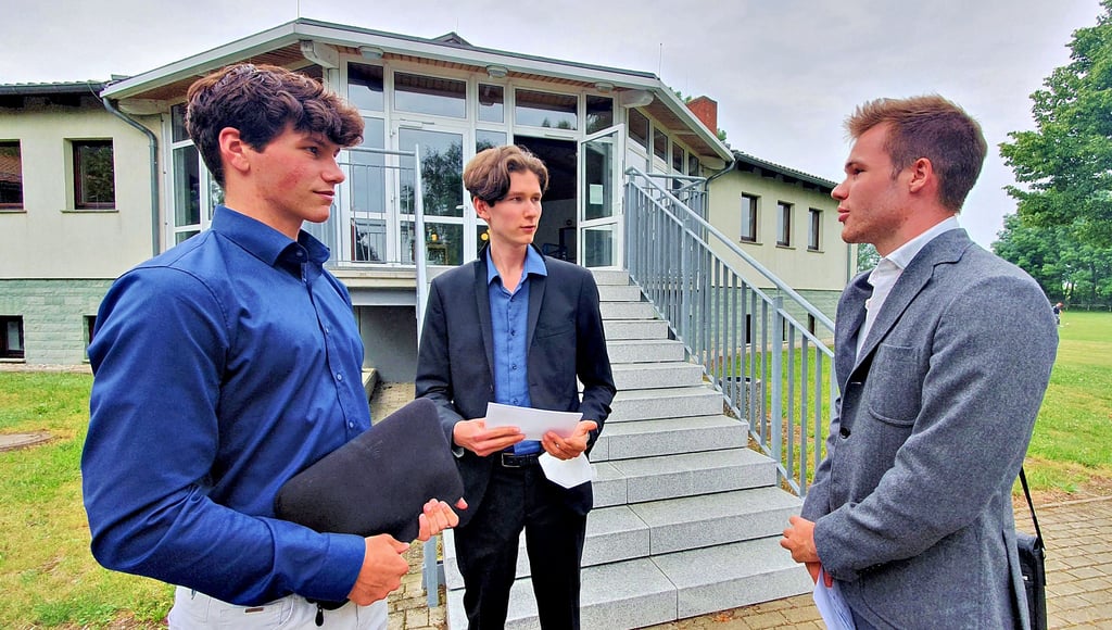 Gianluca Russillo (l.) und Leon Kleinschmidt (r.) wollen die alte Bergfaktorei in Harzgerode sanieren. Das Eiscafé, das im Erdgeschoss entstehen soll, will Nico Russillo (Mitte) betreiben. Im Stadtrat, der im Dorfgemeinschaftshaus Königerode stattfand, stellten sie jetzt ihre Pläne vor.