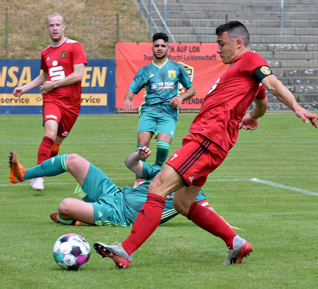 Niklas Buschke kann hier in der Anfangsphase einen seiner Treffer markieren.