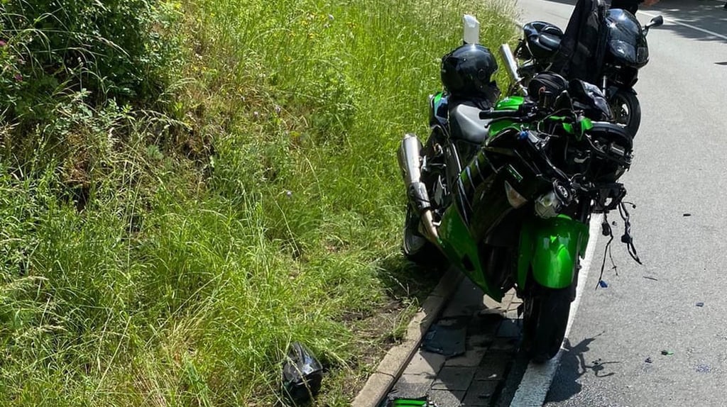 Ein 45-jähriger Motorradfahrer ist am Sonntag in einer Kurve gegen den Reifen eies Traktors gekommen.