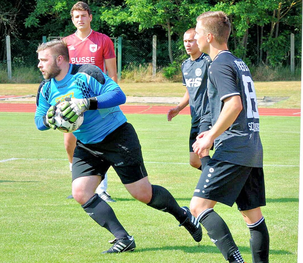 Torwart Philipp Möller von Preussen Schönhausen pflückt die Kugel sicher runter.